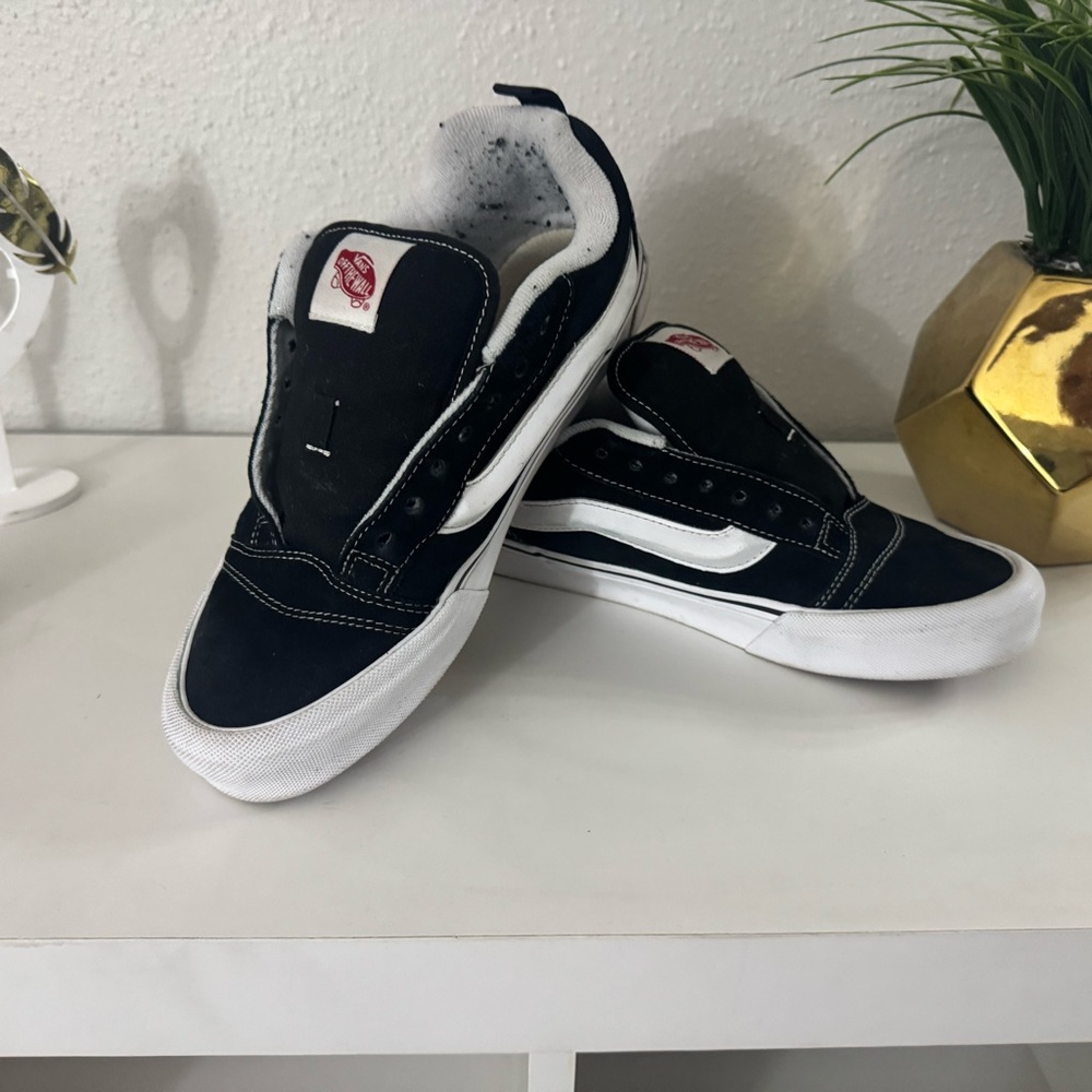 I'm selling them because they no longer fit me in my size.